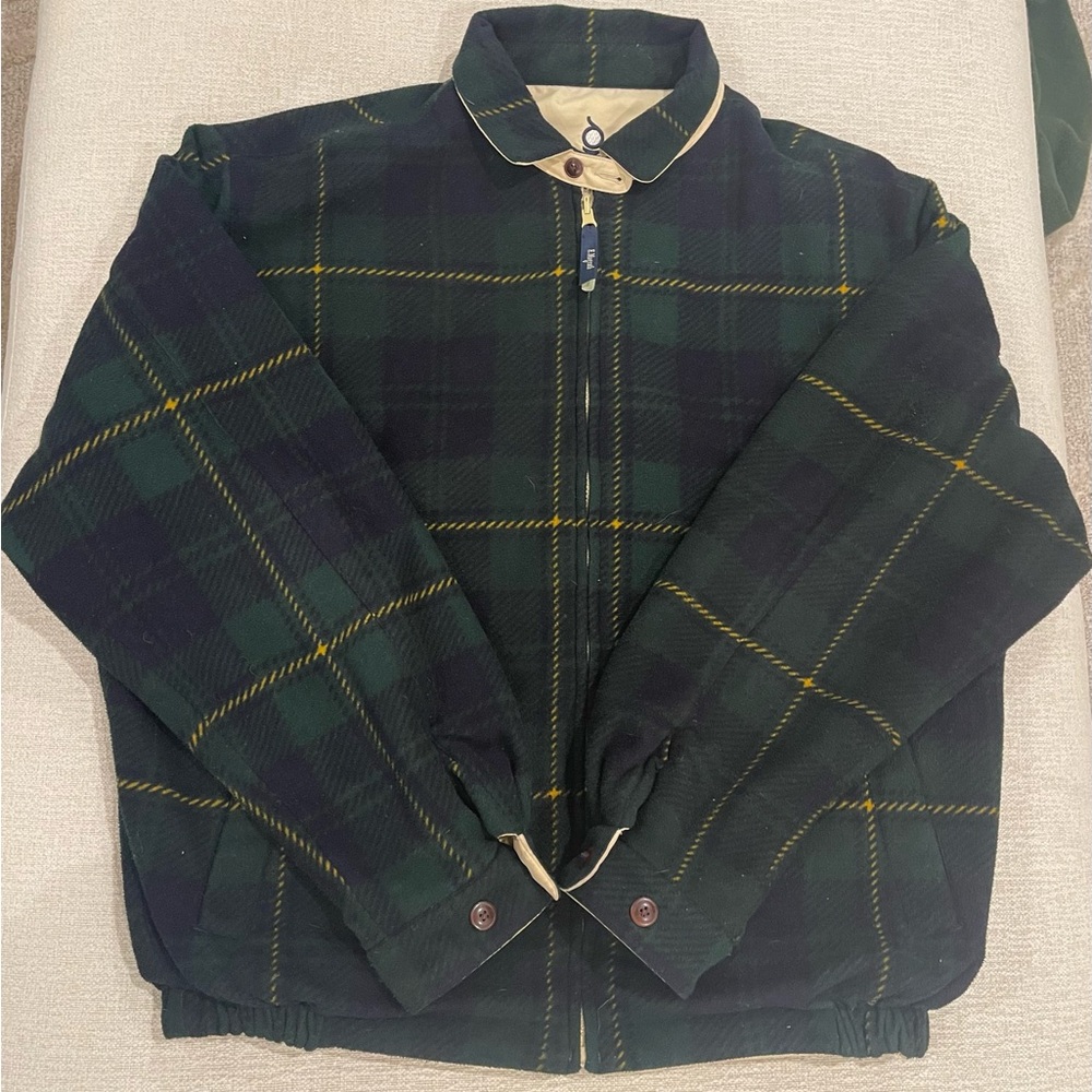 Vintage E. Magrath reversible golf jacket. 100% Polyester and quilted. Size Xl